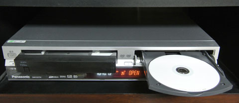VHSとDVDのレコーダー、DMR-EH73V