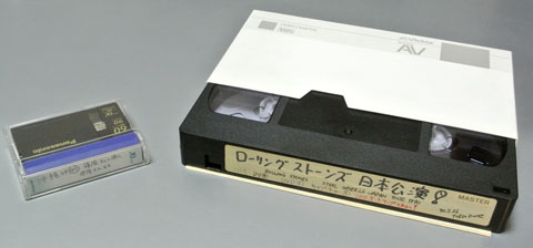 デジタルの「miniDV」テープとアナログの「VHS」テープ